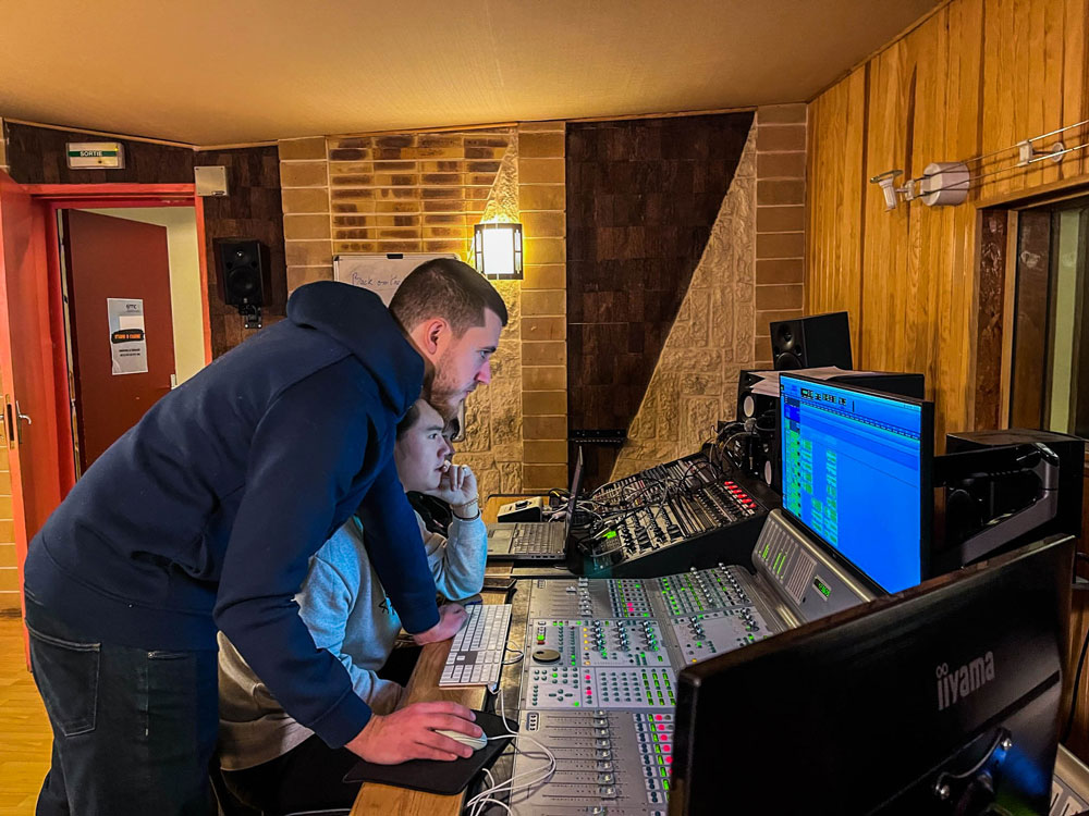 ISMA-en-studio-avec-leurs-groupes-enregistrement-2