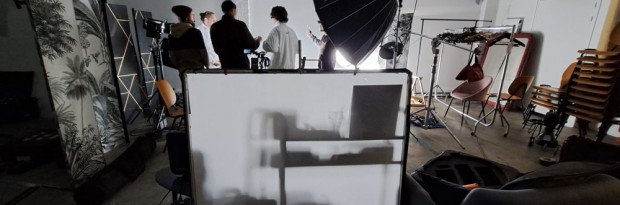 Les étudiants option Cinéma à la recherche de la lumière parfaite pour un packshot d'objet